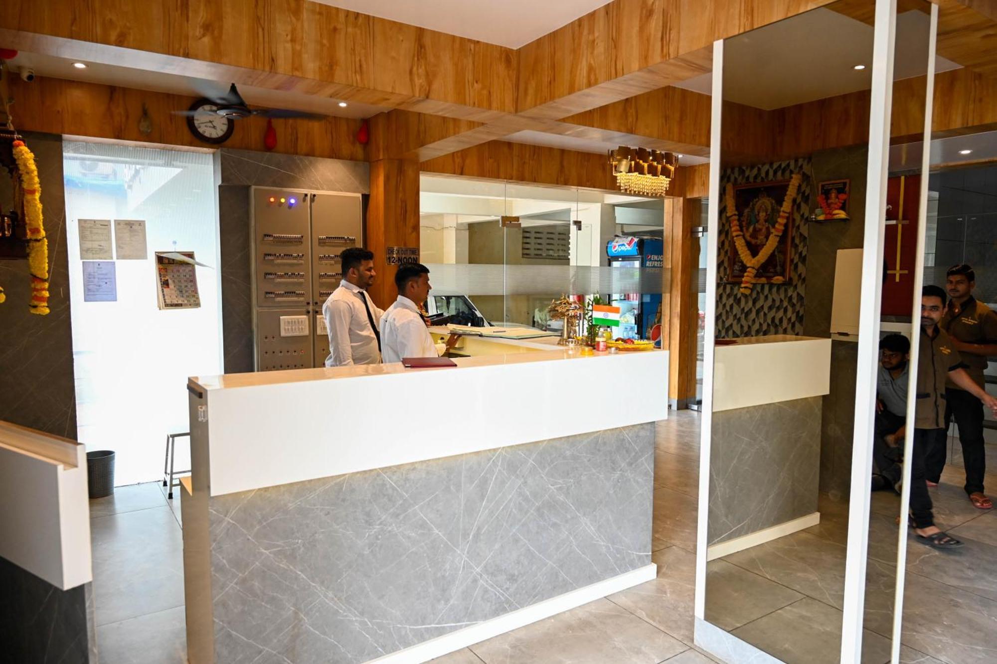 Adiraj Residency Otel Navi Mumbai Dış mekan fotoğraf
